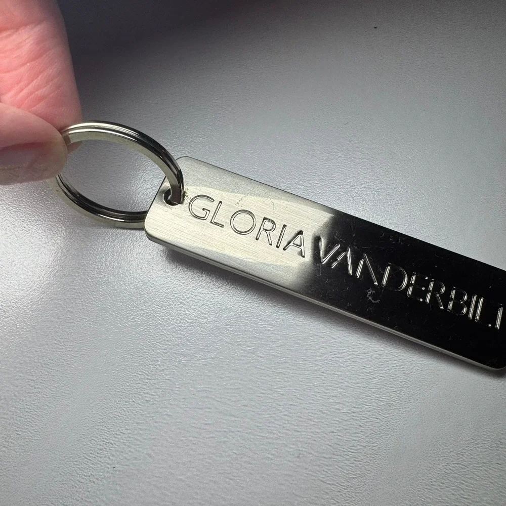 Gloria Vanderbilt‎ Key Chain Silver Tone Metal Logo Keyring Accessory